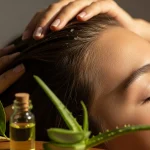 زن با پوسته‌های شوره روی مو، در حال آرامش؛ درمان طبیعی و دارویی شوره سر و خارش.